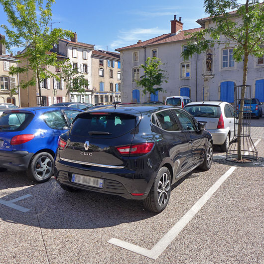 フランス、白線の駐車スペース
