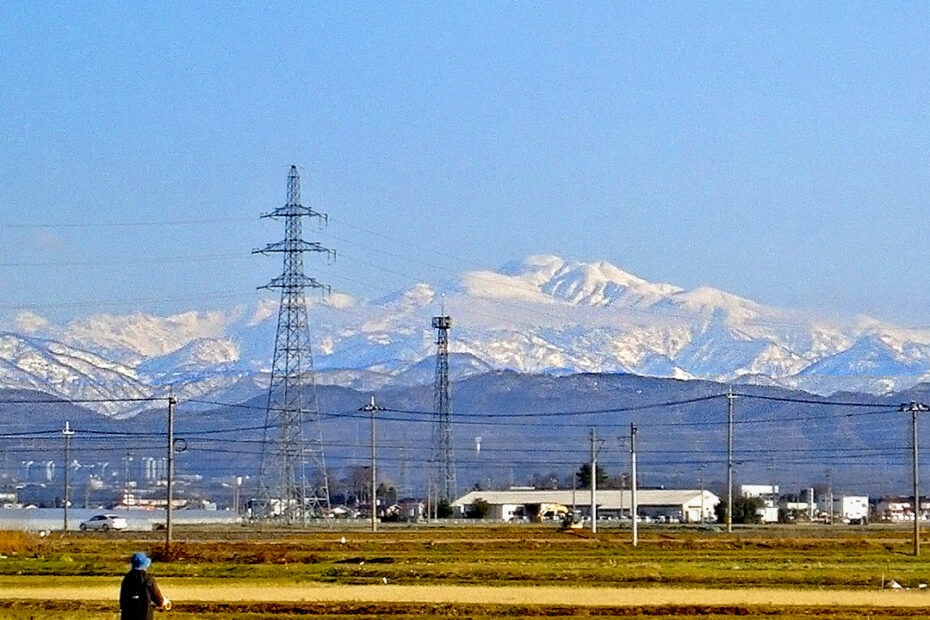 田んぼの向こうに霊峰白山（石川県、白山市）