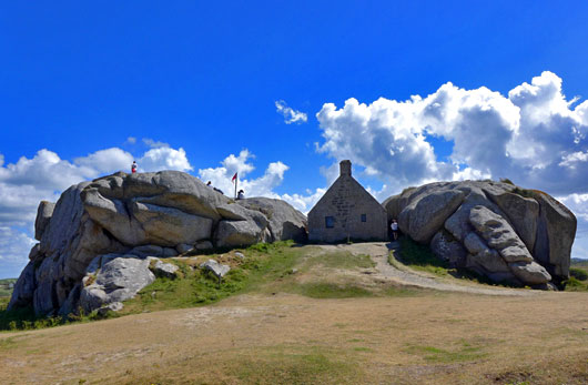 フランス北西部メネ･アムにある、巨岩に挟まれた奇妙な建物