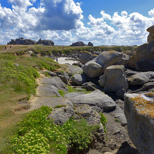 ケルルーアンなどブルターニュの北部沿岸は大きな岩がゴロゴロ転がる風光明媚な景色が広がる。